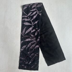 American Connection Vintage Elegant Black and Velvet Lilac Leaf Pattern Scarf
